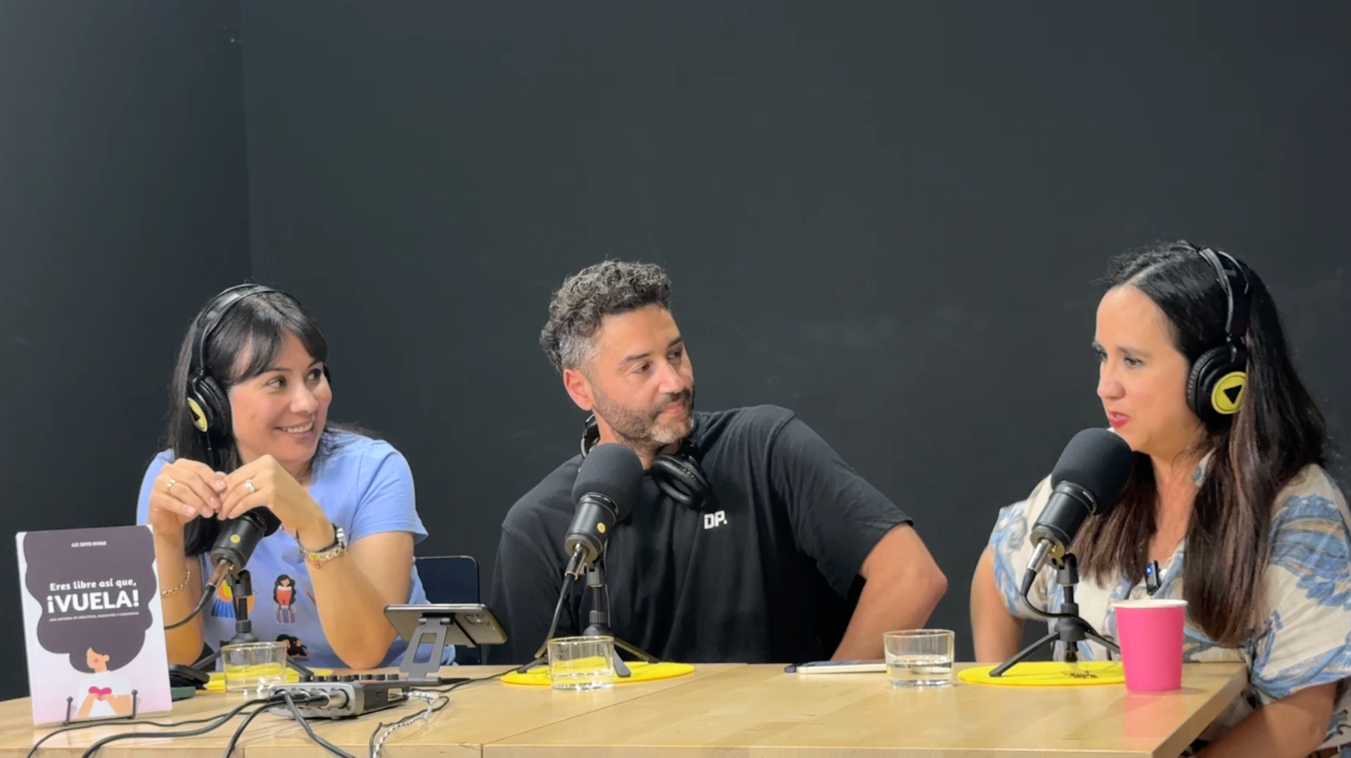 Liz Soto Rivas grabando un podcast con Pedro Duarte y Valentina Sánchez Backhaus, con micrófonos y auriculares