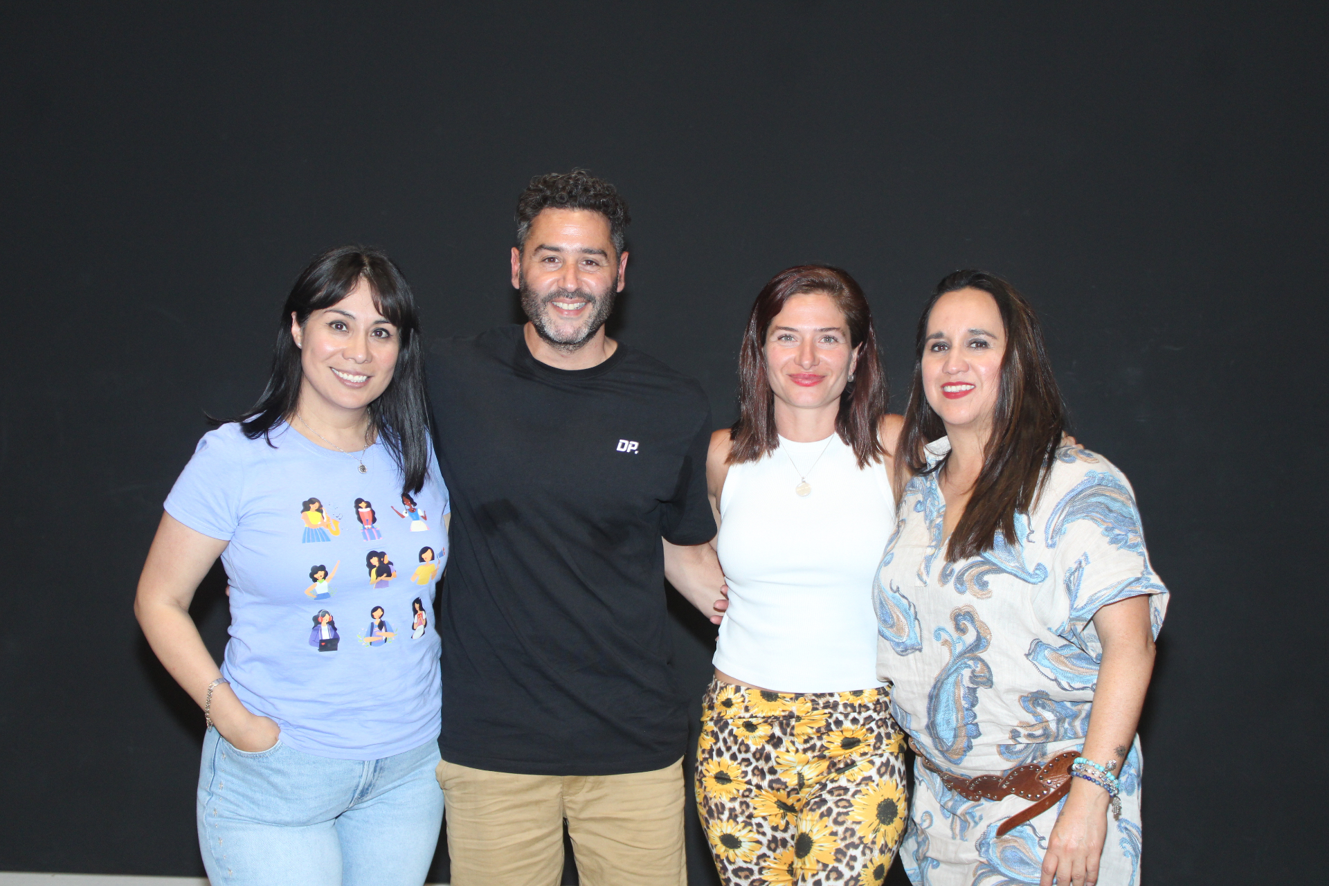 Liz Soto Rivas junto a Pedro Duarte y dos invitadas tras la grabación del podcast