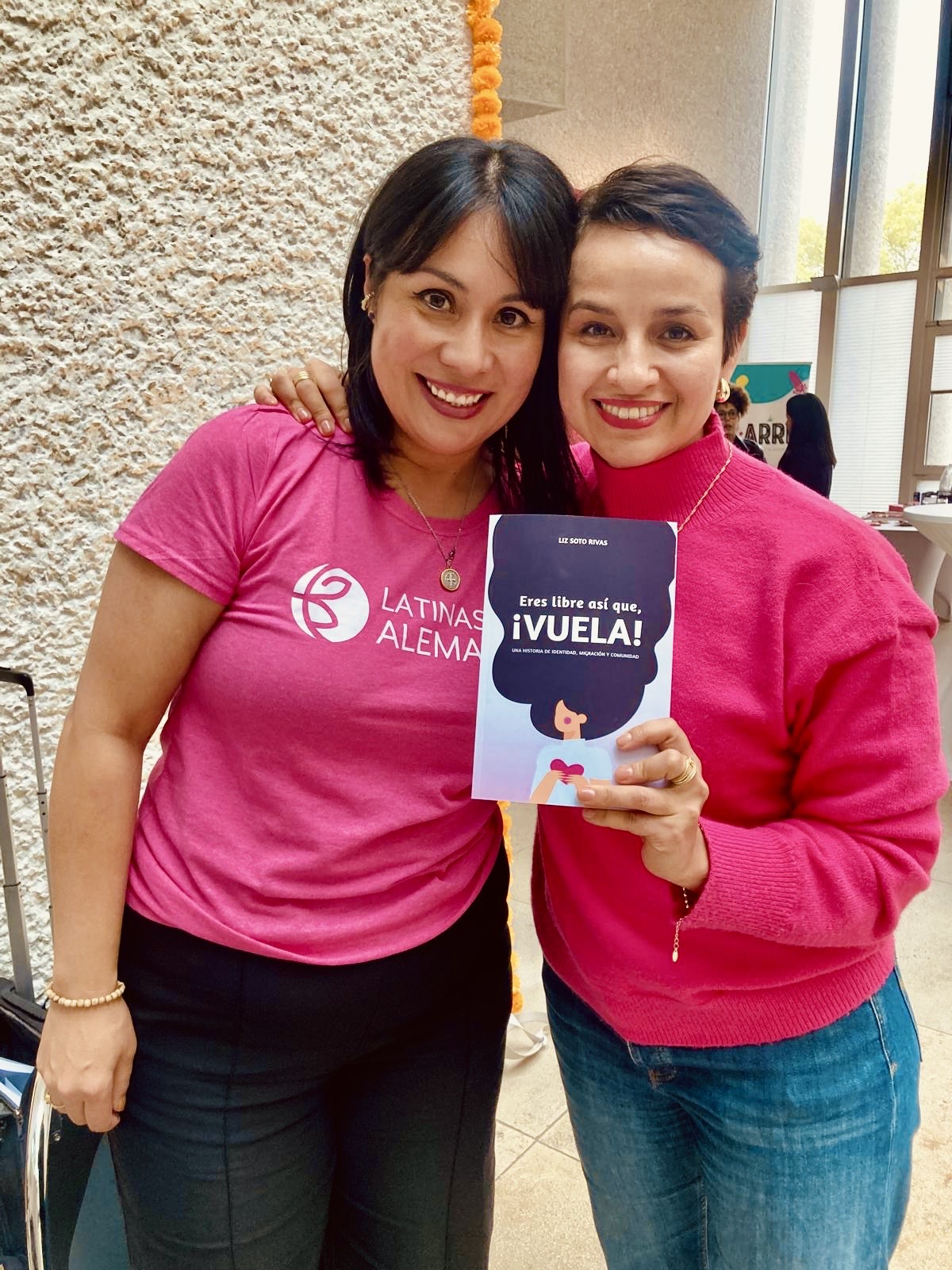 Lectora de Latinas en Alemania junto a Liz Soto Rivas sosteniendo el libro